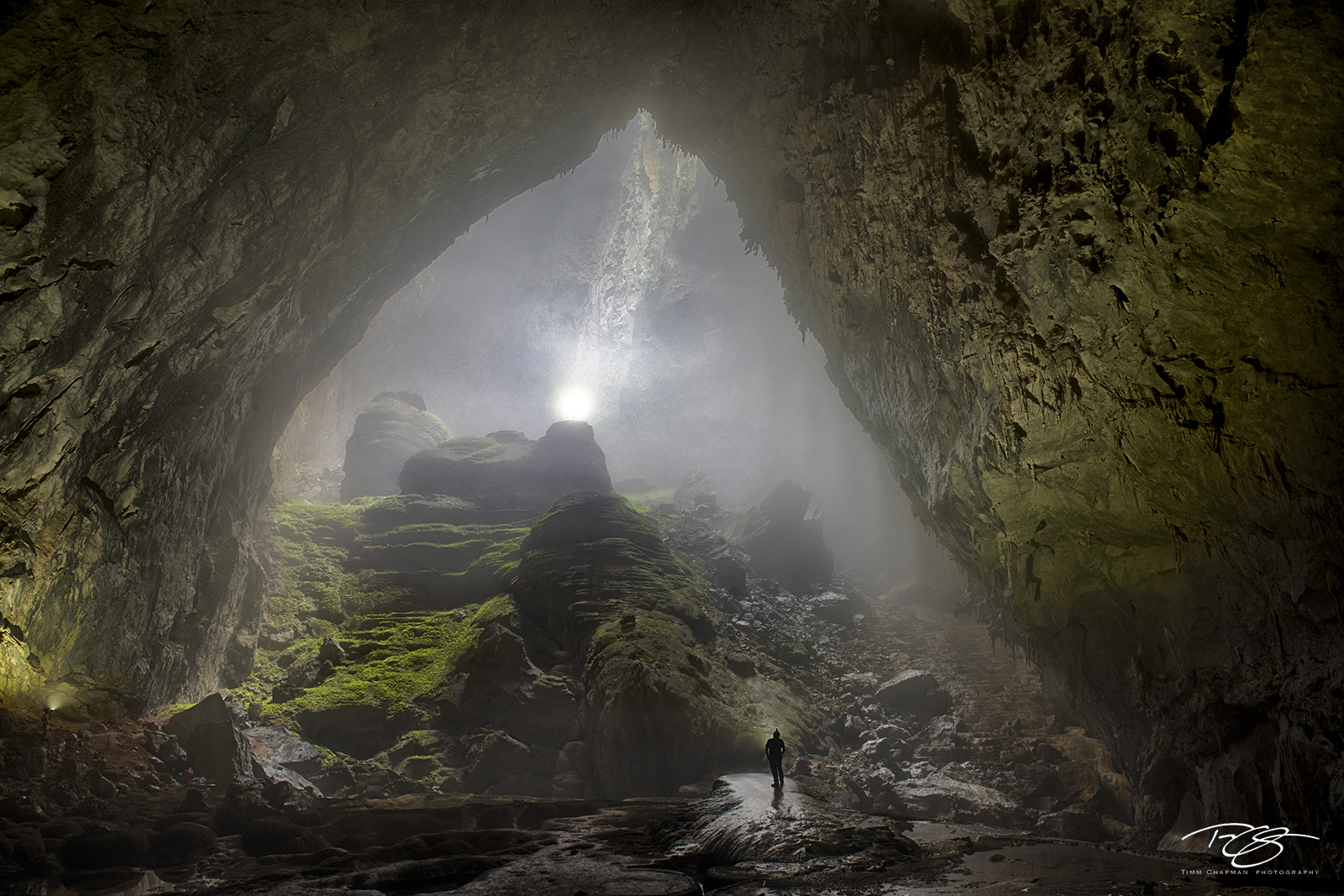 In Awe Hang Son Ðoòng has two 'dolines', portions of the ceiling that have collapsed over a millennia ago. These areas allow...